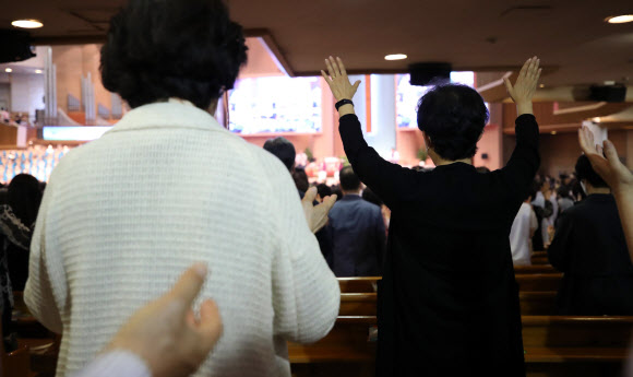 거리 두기 지키며 드리는 예배