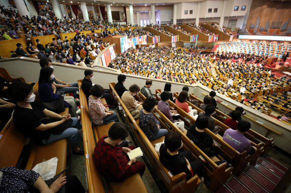 주일예배 드리는 신도들