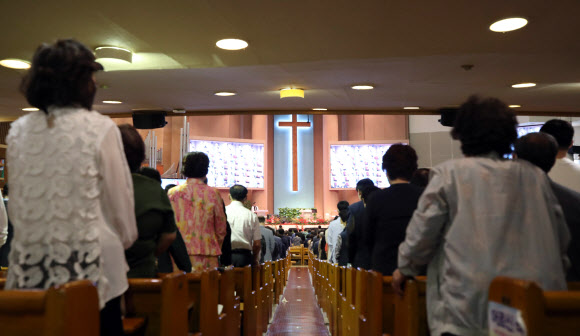 거리 두기 지키며 드리는 예배