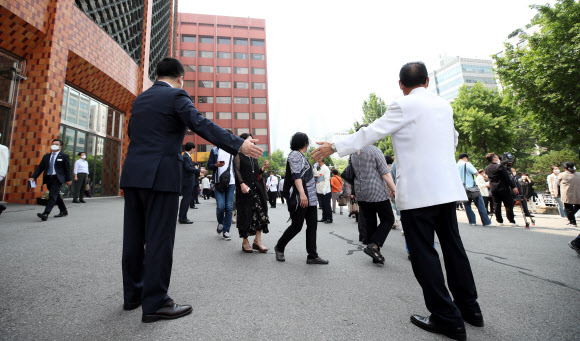 주일 예배 위해 교회 찾은 신도들