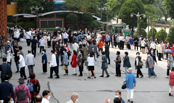 예배 입장하는 신도들