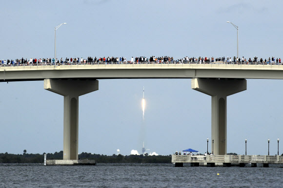30일(현지시간) 미국 항공우주국(NASA) 소속 우주비행사 2명을 태운 미국의 첫 민간 유인우주선이 발사된 가운데 시민들이 우주선 발사 모습을 지켜보고 있다. 이날 쏘아 올려진 우주선은 테슬라 최고경영자(CE0) 일론 머스크가 설립한 스페이스X가 개발한 유인 우주선 ‘크루 드래건’이다. AP 연합뉴스