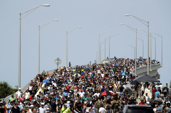 30일(현지시간) 미국 항공우주국(NASA) 소속 우주비행사 2명을 태운 미국의 첫 민간 유인우주선이 발사된 가운데 시민들이 우주선 발사 모습을 지켜보고 있다. 이날 쏘아 올려진 우주선은 테슬라 최고경영자(CE0) 일론 머스크가 설립한 스페이스X가 개발한 유인 우주선 ‘크루 드래건’이다. AP 연합뉴스