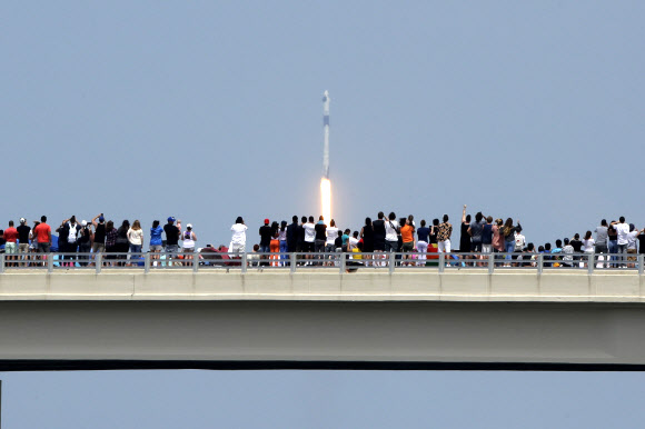 30일(현지시간) 미국 항공우주국(NASA) 소속 우주비행사 2명을 태운 미국의 첫 민간 유인우주선이 발사된 가운데 시민들이 우주선 발사 모습을 지켜보고 있다. 이날 쏘아 올려진 우주선은 테슬라 최고경영자(CE0) 일론 머스크가 설립한 스페이스X가 개발한 유인 우주선 ‘크루 드래건’이다. AP 연합뉴스