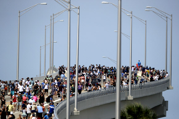 30일(현지시간) 미국 항공우주국(NASA) 소속 우주비행사 2명을 태운 미국의 첫 민간 유인우주선이 발사된 가운데 시민들이 우주선 발사 모습을 지켜보고 있다. 이날 쏘아 올려진 우주선은 테슬라 최고경영자(CE0) 일론 머스크가 설립한 스페이스X가 개발한 유인 우주선 ‘크루 드래건’이다. AP 연합뉴스
