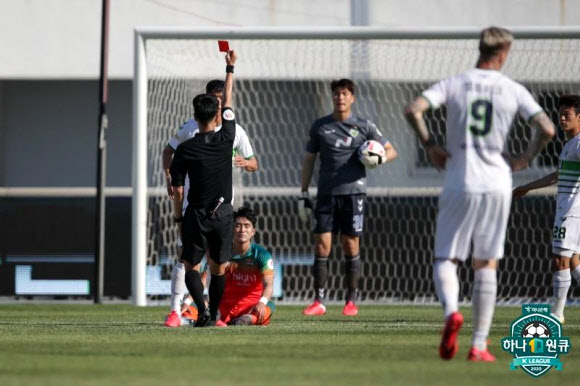 지난 30일 강원FC전에서 레드카드를 받고 퇴장당하는 전북 현대 수비수 홍정호의 모습. 한국프로축구연맹 제공