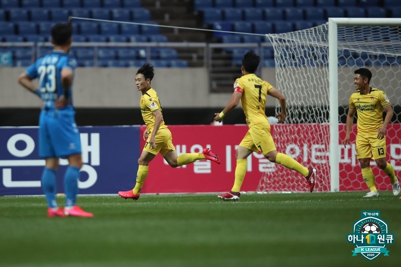 지난 30일 울산 현대를 상대로 선제골을 터뜨린 광주FC의 엄원상(왼쪽 두번째)이 그라운드를 내달리며 세리머니를 하고 있다. 한국프로축구연맹 제공