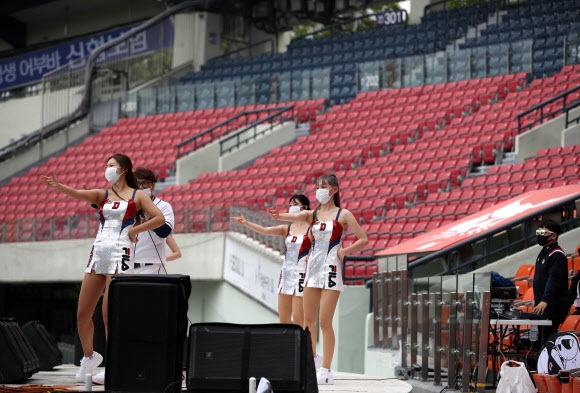 오늘도 텅 빈 관중석