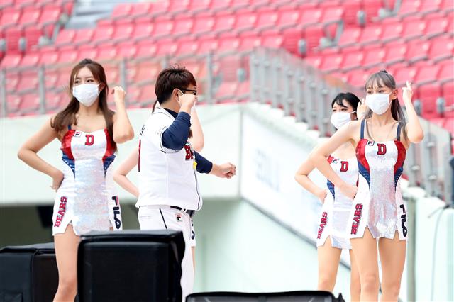 치어리더 ‘무관중 경기지만 신나게’