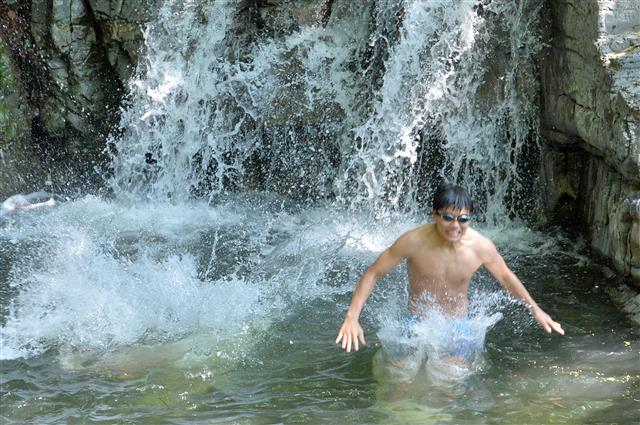아직은 물이 차가워요