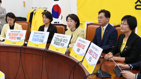 정의당 심상정(왼쪽 세 번째) 대표가 31일 국회에서 열린 당 21대 국회의원 합동 기자회견에서 모두발언을 하고 있다.  이종원 선임기자 jongwon@seoul.co.kr