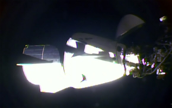 31일(이하 한국시간) 오전 4시 22분 미국 플로리다주 케네디우주센터에서 발사된 스페이스X의 유인 우주선 크루 드래건 ‘캡슐 엔데버’가 밤 11시 16분쯤 국제우주정거장(ISS) 도킹에 성공했다. NASA TV 캡처 AP 연합뉴스