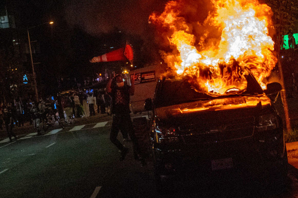 백악관 인근 시위 현장에서 불타는 차량