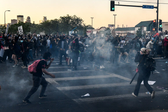 최루탄ㆍ고무총탄 피하는 미니애폴리스 ‘흑인 사망’ 시위대