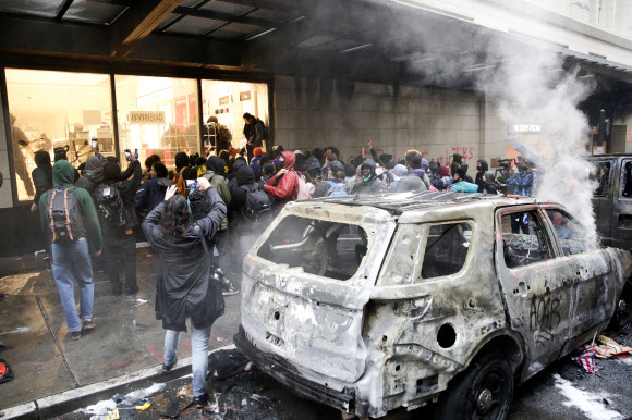 방화와 약탈 벌어진 시애틀의 ‘흑인사망’ 시위 현장