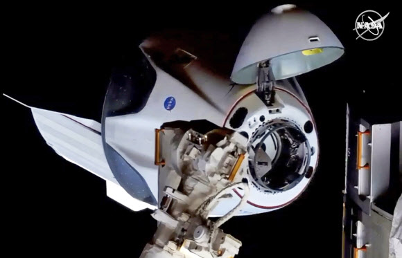 미국 항공우주국(NASA) 소속 우주비행사 더글러스 헐리와 로버트 벤켄이 탑승한 민간 우주기업 스페이스X의 유인우주선 크루 드래건이 31일(현지시간) 국제우주정거장(ISS)에 도킹하기 위해 접근하고 있다. 2020.6.1  미 항공우주국 제공
