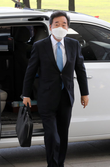 더불어민주당 이낙연 코로나19국난극복위원장이 1일 오전 서울 여의도 국회 의원회관으로 21대 국회 첫 출근을 하고 있다. 2020.6.1  연합뉴스