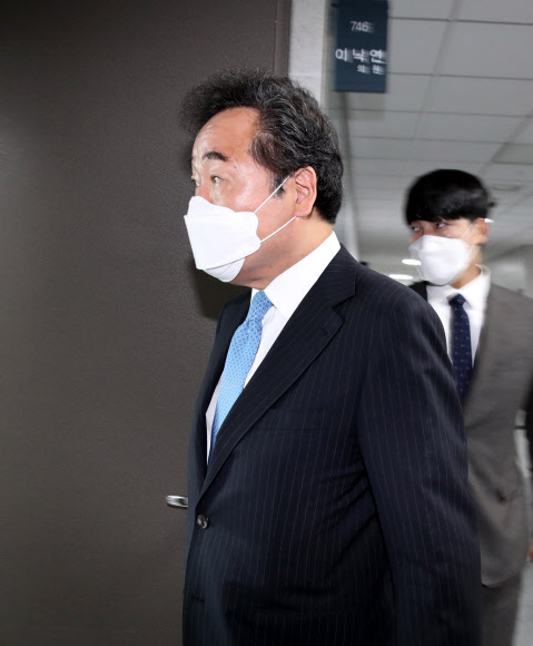 제21대 국회 실질적인 임기 시작일인 1일 오전 더불어민주당 이낙연 의원(코로나19 국난극복위원장)이 서울 여의도 국회 의원회관 내 의원실로 첫 출근을 하고 있다. 2020.6.1  연합뉴스