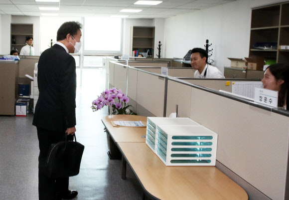 제21대 국회 실질적인 임기 시작일인 1일 오전 더불어민주당 이낙연 의원(코로나19 국난극복위원장)이 서울 여의도 국회 의원회관 내 의원실로 출근해 보좌진과 인사하고 있다. 2020.6.1  연합뉴스