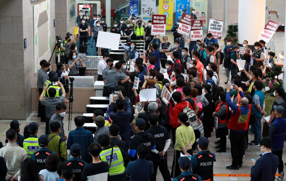 1일 오전 부산시청에서 전국공무원노동조합(전공노) 부산지역본부와 민주노총 부산지역본부, 적폐청산사회대개혁 부산본부가 변성완 부산시장 권한대행 면담을 요구하고 있다. 이들은 지난달 27일부터 부산시와 부산 전공노 간 노정협의체 구성, 재난지원금 선불카드 지급중단 사태에 대한 대시민 사과 등을 요구하며 농성을 벌이고 있다. 2020.6.1  연합뉴스