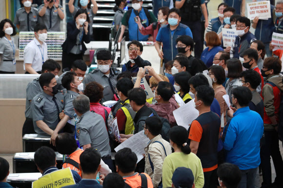1일 오전 부산시청에서 전국공무원노동조합(전공노) 부산지역본부와 민주노총 부산지역본부, 적폐청산사회대개혁 부산본부가 변성완 부산시장 권한대행 면담을 요구하는 과정에서 충돌이 빚어지고 있다. 이들은 지난달 27일부터 부산시와 부산 전공노 간 노정협의체 구성, 재난지원금 선불카드 지급중단 사태에 대한 대시민 사과 등을 요구하며 농성을 벌이고 있다. 2020.6.1  연합뉴스