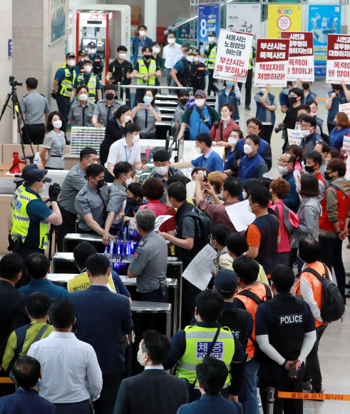 1일 오전 부산시청에서 전국공무원노동조합(전공노) 부산지역본부와 민주노총 부산지역본부, 적폐청산사회대개혁 부산본부가 변성완 부산시장 권한대행 면담을 요구하고 있다. 이들은 지난달 27일부터 부산시와 부산 전공노 간 노정협의체 구성, 재난지원금 선불카드 지급중단 사태에 대한 대시민 사과 등을 요구하며 농성을 벌이고 있다. 2020.6.1  연합뉴스