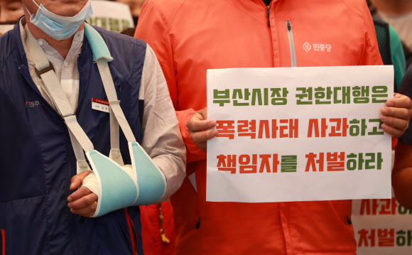 1일 오전 부산시청에서 전국공무원노동조합(전공노) 부산지역본부와 민주노총 부산지역본부, 적폐청산사회대개혁 부산본부가 변성완 부산시장 권한대행 면담을 요구하고 있다. 이들은 지난달 27일부터 부산시와 부산 전공노 간 노정협의체 구성, 재난지원금 선불카드 지급중단 사태에 대한 대시민 사과 등을 요구하며 농성을 벌이고 있다. 김재하 민주노총 부산본부장은 지난달 28일 농성 과정에서 청원경찰과 충돌해 부상했다. 2020.6.1  연합뉴스