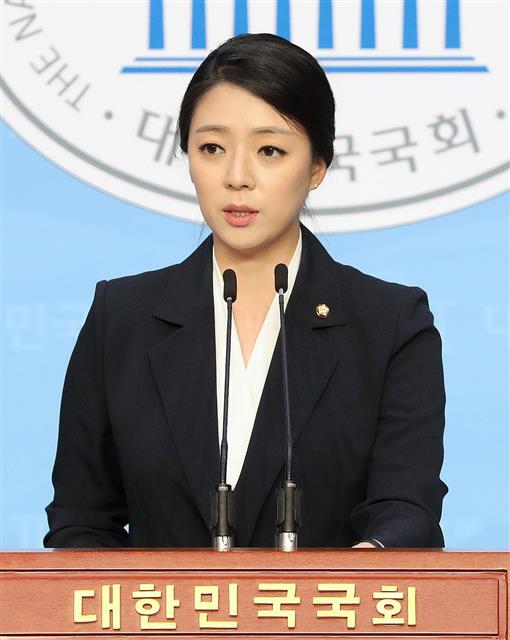 배현진 미래통합당 원내대변인이 1일 오후 서울 여의도 국회 소통관에서 미래통합당 1호 법안인 ‘코로나19 위기탈출 민생지원 패키지법’ 관련 기자회견을 하고 있다. 2020.6.1 뉴스1