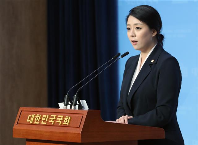 배현진 미래통합당 원내대변인이 1일 오후 서울 여의도 국회 소통관에서 미래통합당 1호 법안인 ‘코로나19 위기탈출 민생지원 패키지법’ 관련 기자회견을 하고 있다. 2020.6.1 뉴스1