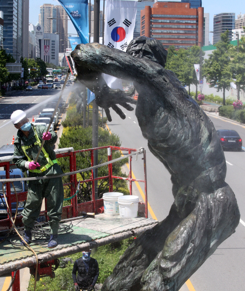 1일 오전 서울 송파구 올림픽로에서 송파구청 관계자들이 드론과 고압 세척기를 이용해 올림픽 상징조형물을 세척하고 있다.  2020. 6. 1  이종원 선임기자 jongwon@seoul.co.kr