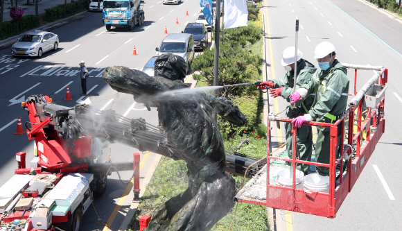 1일 오전 서울 송파구 올림픽로에서 송파구청 관계자들이 드론과 고압 세척기를 이용해 올림픽 상징조형물을 세척하고 있다.  2020. 6. 1  이종원 선임기자 jongwon@seoul.co.kr
