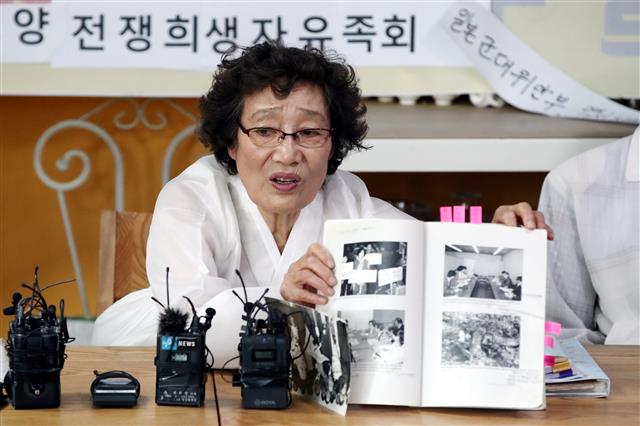 일본 강제징용·‘위안부’ 피해자와 유가족 단체인 태평양전쟁희생자유족회 양순임 회장이 1일 오후 인천 강화군 선원면의 한 음식점에서 가진 정의기억연대 해체와 윤미향 더불어민주당 의원 사퇴 요구 기자회견에서 ‘빼앗긴 세월, 일본군위안부를 찾아서’라는 자료집을 들어보이며 발언하고 있다. 2020.6.1 뉴스1