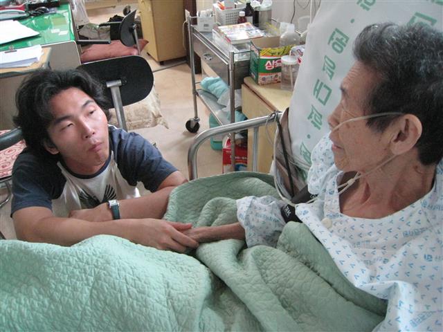 사진은 무라야마 잇페이(왼쪽)가 경기 광주시 ‘나눔의 집’ 역사관 연구원으로 재직할 때인 2007년 9월 당시 양평군 효병원에 입원한 문필기 할머니를 병문안하는 모습. 지병을 앓고 있던 할머니는 2008년 3월 82세의 나이로 별세했다. 무라야마 잇페이 제공