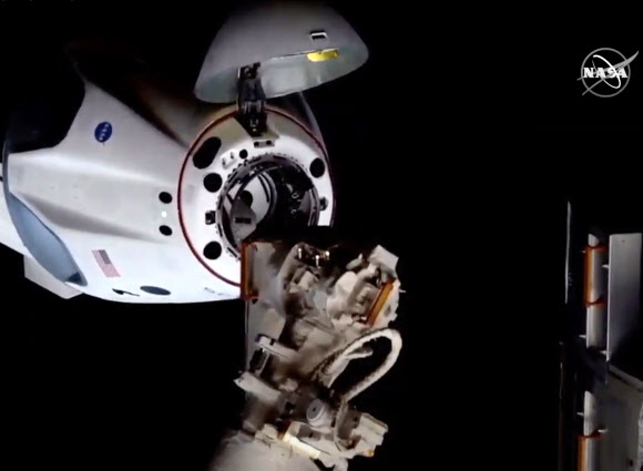 스페이스X가 발사한 유인 우주선 ‘크루드래건’이 31일(현지시간) 국제우주정거장(ISS)과 도킹하기 위해 접근하고 있다. NASA 제공·연합뉴스