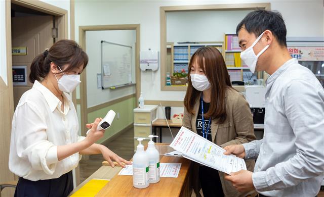 서울 양천구청 직원들이 목동의 한 학원에서 방역수칙 준수 여부 현장 점검을 실시하고 있다. 2020.6.1 양천구 제공