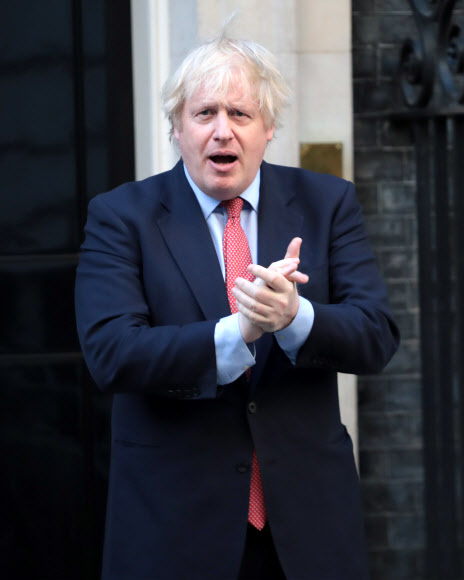 보리스 존슨 영국 총리는 지난달 28일(현지시간) 런던 다우닝가에서 코로나19 위기 때 보여준 국민들의 헌신에 감사하고자 박수를 보내고 있다. 런던 UPI 연합뉴스