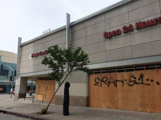 약탈에 대비해 가림막을 설치한 LA 한인타운 상점