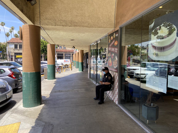 한인 타운 상가 입구를 지키고 있는 경비원