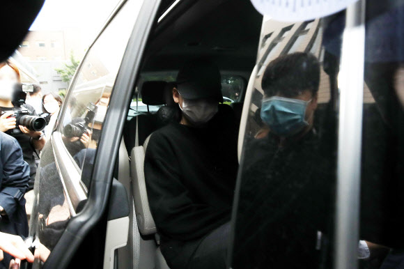 취재진에 둘러싸인 장용준