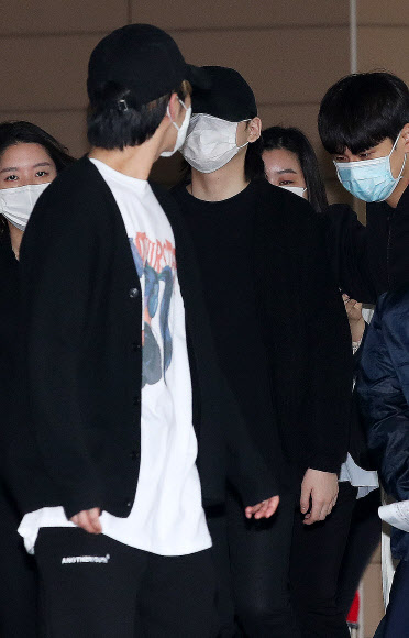 똑닮은 일행과 마주보는 장용준