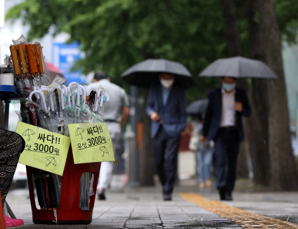 ‘우산 준비하세요’