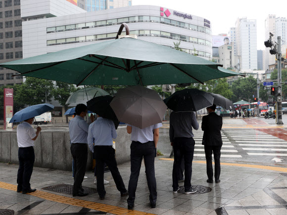 ‘비 피해 그늘막 아래로’