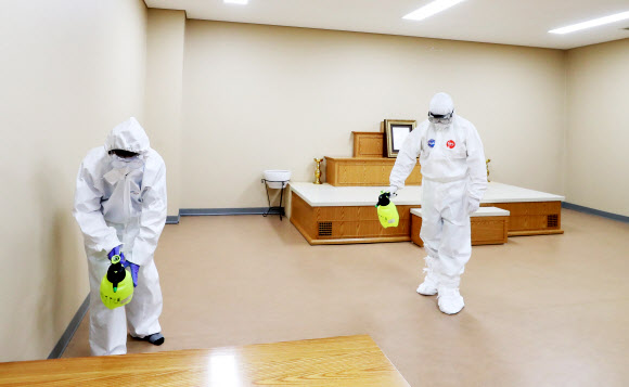 빈소 소독하는 관계자들