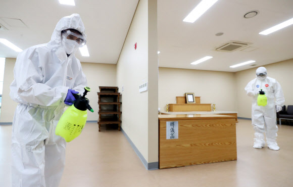 빈소 소독하는 관계자들