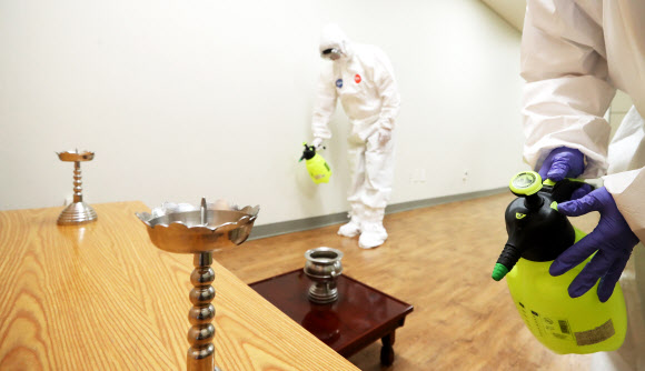 추모실 소독하는 관계자들