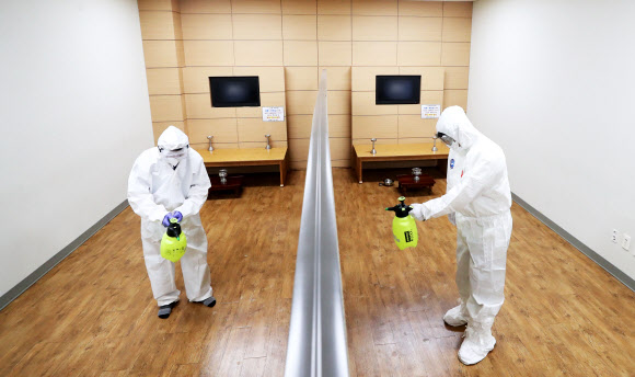 추모실 소독하는 관계자들