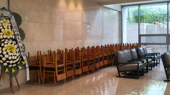 장례식장에서 치워 놓은 의자들