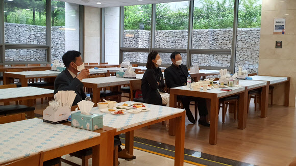 일렬로 앉아 식사하는 유족들