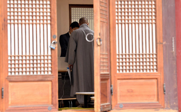 이야기 나누는 나눔의 집 이사회 참석자들