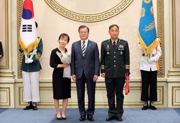 문재인 대통령이 2일 청와대 영빈관에서 열린 중장 진급자 삼정검 수치 수여식에서 최진규 수도군단장 부부와 함께 기념사진을 찍고 있다. 2020. 6. 2. 도준석 기자 pado@seoul.co.kr